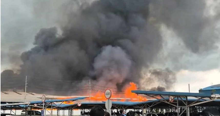 泰國一座衛生紙工廠最近突發火災，造成至少8人死亡、26人受傷，另有2人仍下落不明。（圖／翻攝自臉書）