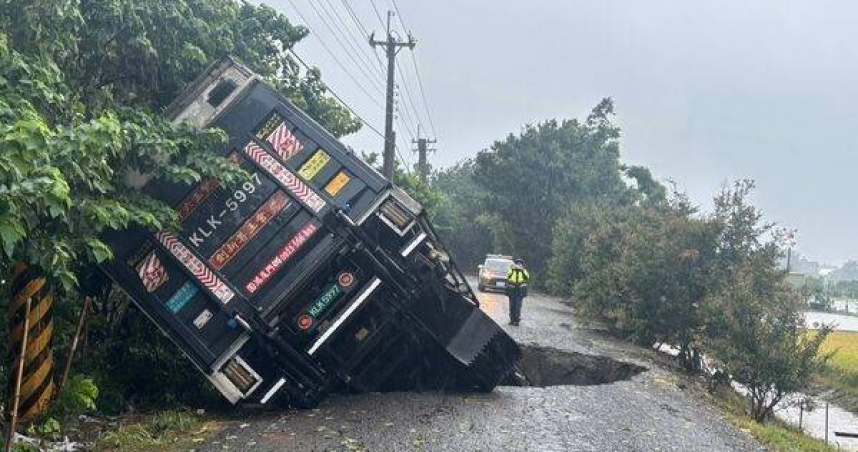 大貨車墜5米天坑駕駛驚險逃生。（ 圖／翻攝畫面）