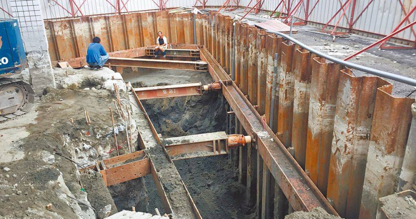 台南市北區一處加油站，2003年地下儲油設備洩漏，開挖整治多年終於完成。（圖／台南市環保局提供／郭良傑台南傳真）