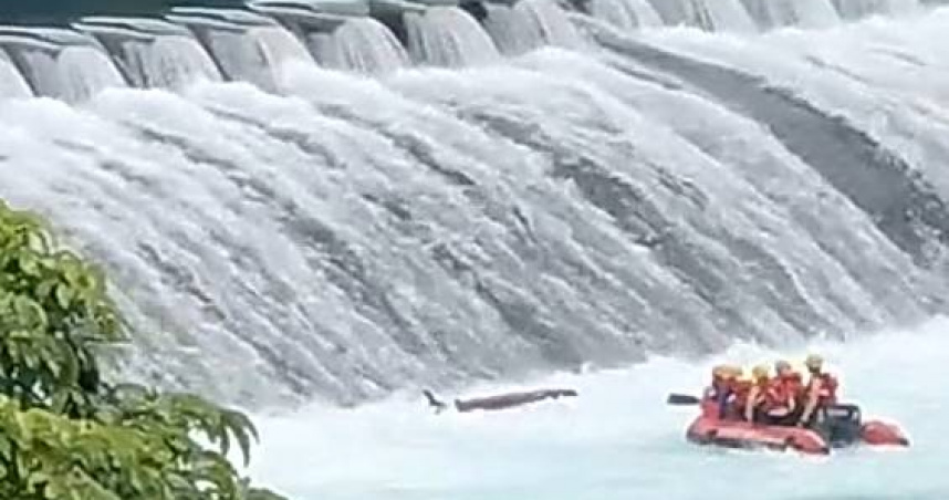 新北市新店區8日發生消防船艇在救溺過程翻覆事故，導致2名消防員殉職，消防員職安問題再度引發討論。（圖／報系資料照）