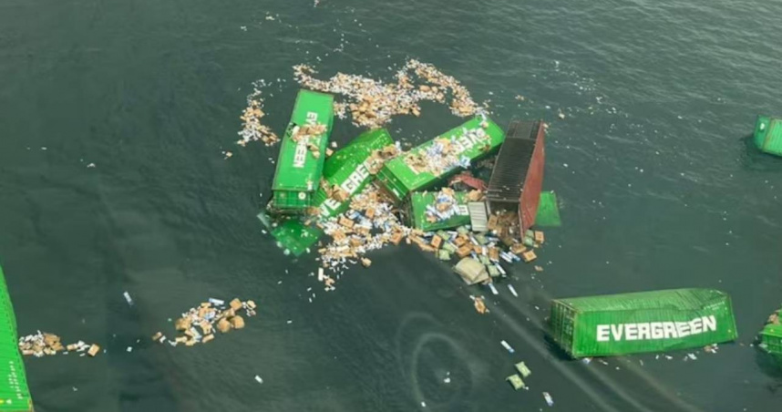 台灣長榮海運貨輪「長月輪」於秘魯Callao港外遭遇劇烈長湧，導致逾50個貨櫃落海。（圖／翻攝自X，下同）