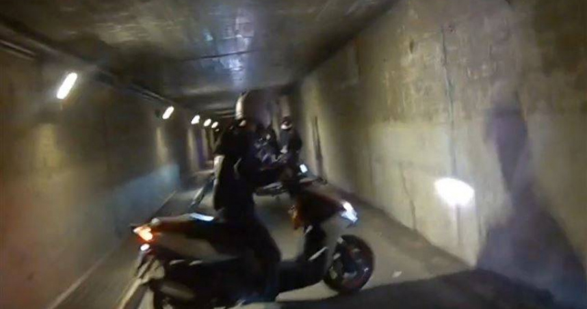 桃園警方在富國路涵洞包夾攔截改車飆仔，其中一名青少年想逃跑卻撞壁自摔被逮。（圖／翻攝畫面）