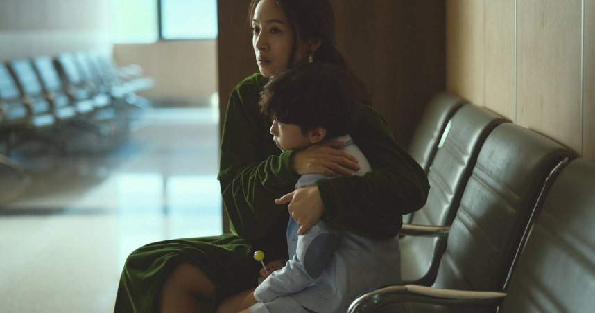 林依晨在《失明》中飾演醫生娘，壓抑自己真正的需求與渴望。(圖／周子娛樂提供)