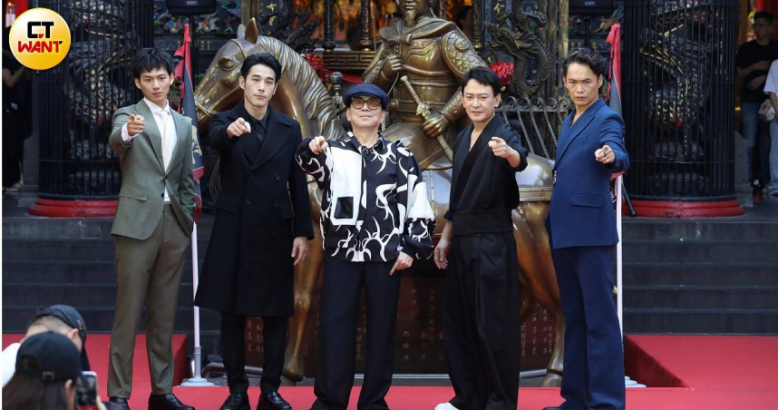 《角頭－鬥陣欸》時尚秀，吳念軒（左起）、黃騰浩、高捷、王識賢、黃鐙輝。（圖／侯世駿攝）