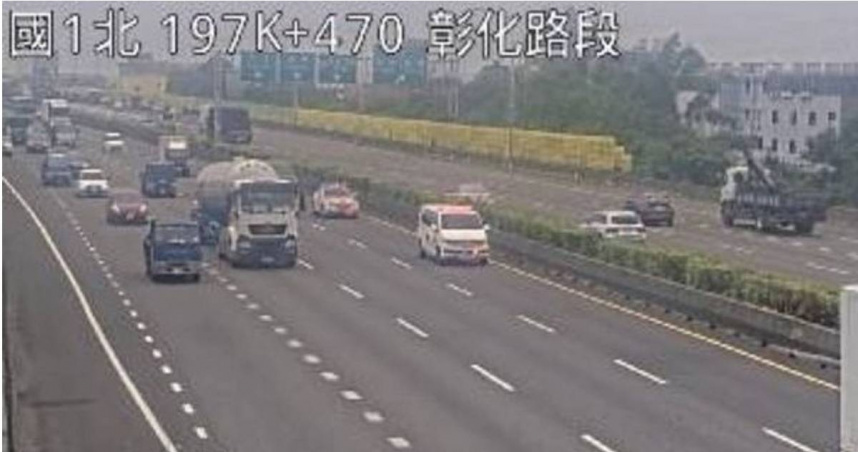 早產寶寶轉院急送北上救護車紅斑馬護航感動萬人。（圖 ／翻攝畫面）