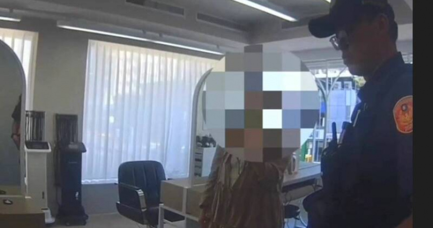 婦人在髮廊因消費糾紛推撞設計師，店家最後退費拒絕往來。（圖／翻攝畫面）