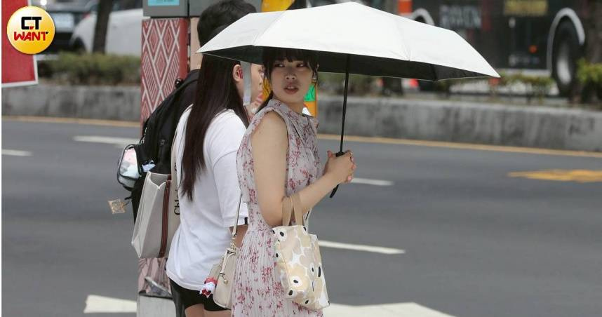 明天午後全台都有大雨的機率，民眾出門前宜攜帶雨具，以備不時之需。（示意圖／劉耿豪攝）
