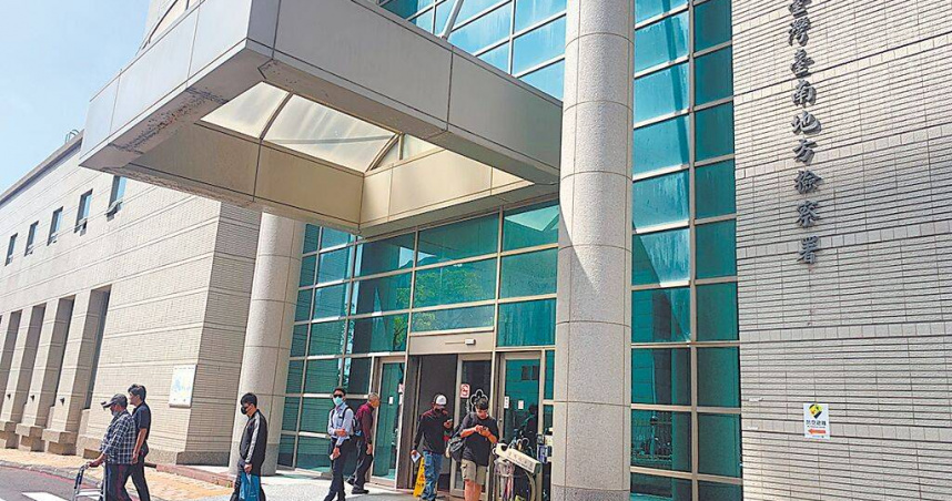 台南市警某分局王姓組長被控與妻子一同偽造假車牌，台南地檢署偵結認定罪證不足，處分王姓組長不起訴，其妻獲緩起訴。（圖／報系資料照／中國時報郭良傑台南傳真）