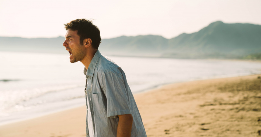 鳳小岳在豔陽下演出暴怒吼叫情緒戲「氣到冒煙」。（圖／綺影發行提供）