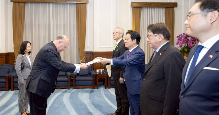 賴清德總統今（12）日上午接受巴拉圭共和國新任駐臺特命全權大使傅達耀(Darío Filártiga Ruiz Díaz)呈遞到任國書，歡迎來臺履任，為臺巴關係再創新局。（圖／取自總統府網站）