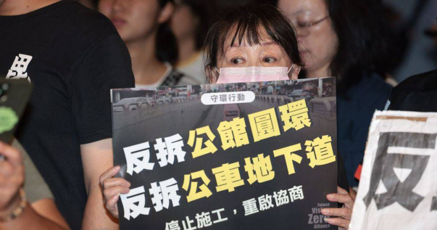 台北市公館圓環及公車道拆除案，13日凌晨開始動工。行人零死亡推動聯盟12日晚召集【守環行動：圓環走讀】活動，許多民眾前來聲援。（圖／中國時報杜宜諳攝）