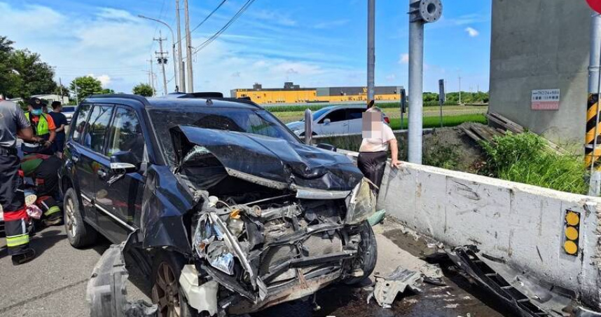 雲林土庫高鐵橋下兩輛休旅車劇烈相撞，白車側翻黑車車頭嚴重損毀，4人受傷送醫。（圖／翻攝畫面）