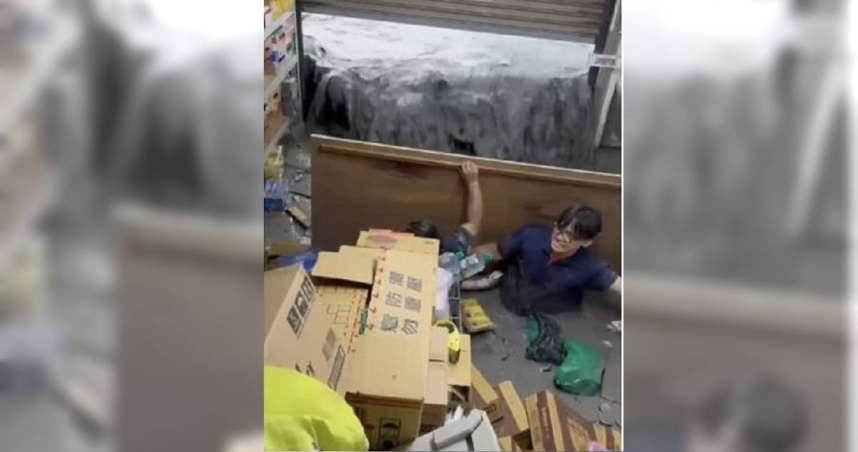 全聯花蓮門市慘變泥流池，員工與顧客驚險逃生。（圖／翻攝畫面）