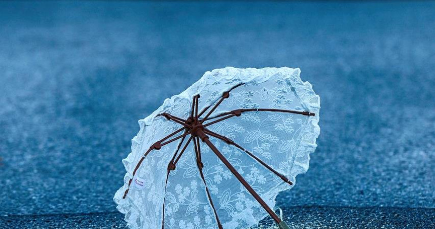 近期風雨強勁，許多民眾雨傘損壞報銷，丟棄前記得正確分類。（示意圖／Pixabay）