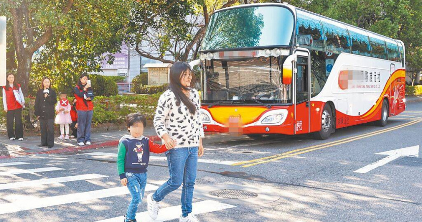 今年1至8月警方已舉發8.6萬件汽機車路口不停讓行人，較去年同期增逾2成。圖為家長牽小朋友過馬路。（圖／本報資料照片）