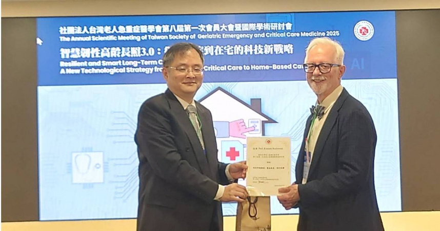 創設「臨床衰弱量表CFS」的加拿大老年醫學專家Dr. Kenneth Rockwood（右），連續二年訪台，分享他在「衰弱理論」及高齡長者臨床照護上的最新觀點。左為台灣老人急重症醫學會理事、台北馬偕醫院老年醫學科主任曾祥洸醫師。（圖／讀者提供）