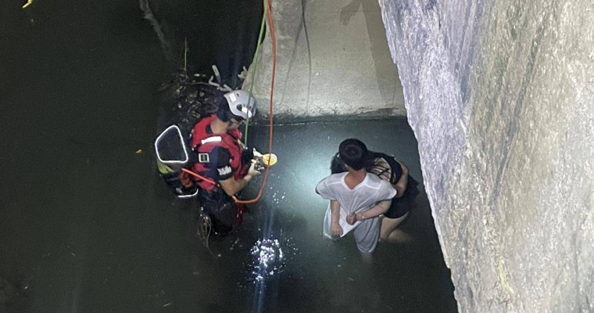 高雄市仁武區一處大排今日晚間疑似有情侶吵架，31歲邱姓女子酒後情緒不穩，於爭執過程跌落大排中，男方為救女友也跳進其中，所幸目前水淺沒釀嚴重傷勢。（圖／消防局提供）