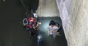 高雄市仁武區一處大排今日晚間疑似有情侶吵架，31歲邱姓女子酒後情緒不穩，於爭執過程跌落大排中，男方為救女友也跳進其中，所幸目前水淺沒釀嚴重傷勢。（圖／消防局提供）