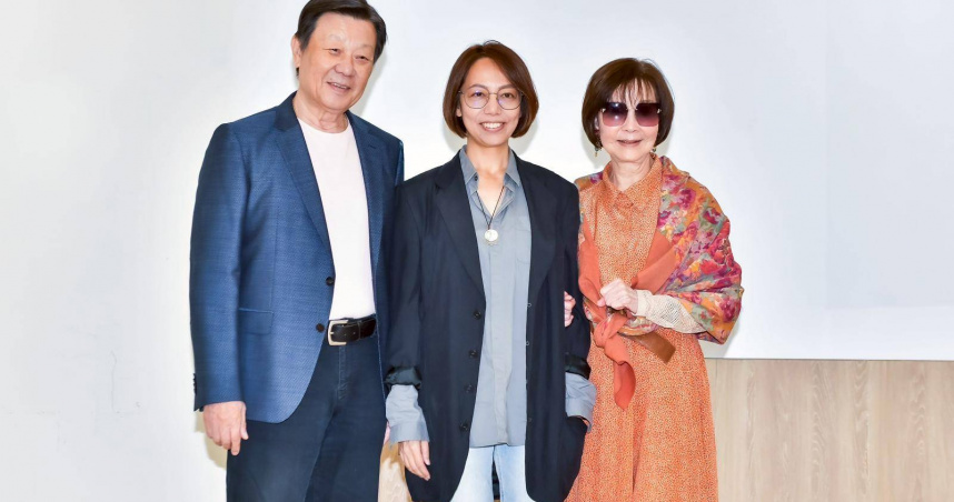 寇世勳（左起）、新銳導演宋康欣、資深演員歸亞蕾出席電影《拾光》殺青記者會。（圖／光譜映像提供）