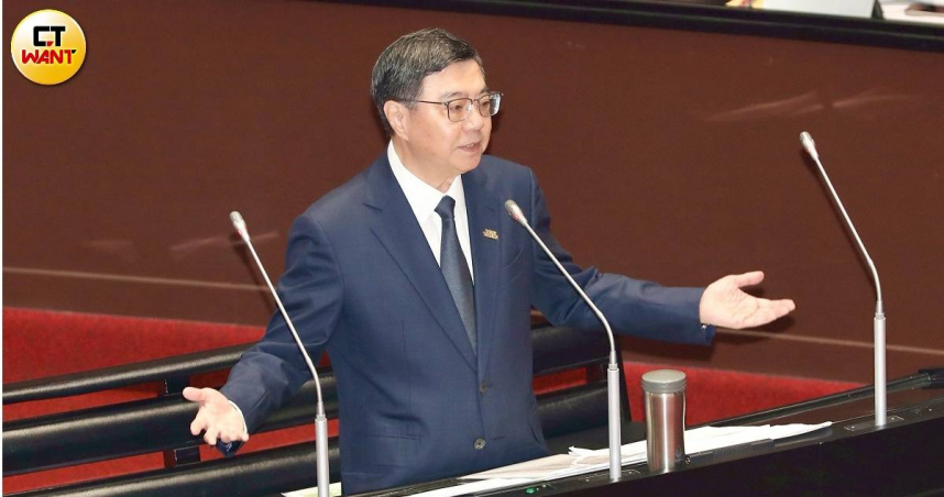 行政院長卓榮泰宣布，針對立法院三讀通過的《財政收支劃分法》修正案，因認為修法程序有爭議，將依憲法不予副署。（圖／方萬民攝）