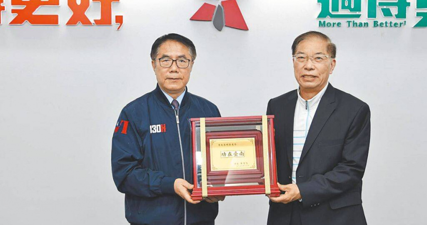 台南市前消防局長李明峯（右）涉貪，目前正被檢廉調查中。（圖／台南市府提供）