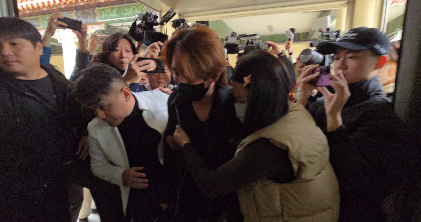 曹西平29日猝逝，其乾兒子悲慟現身殯儀館處理相驗。（圖／翻攝畫面）