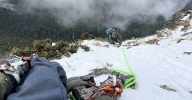 新加坡男子獨攀品田山驚險受困，衛星通訊器一鍵求救救回性命。（圖 ／翻攝畫面）