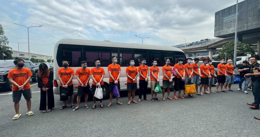 刑事局國際科去年破獲四海幫海森堂成員於宿霧組詐騙機房，21日與菲律賓合作將17人全數遣返。（圖／翻攝畫面）