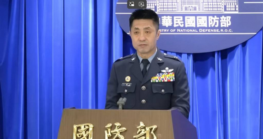 空軍司令部督察長江義誠出席記者會說明F-16V失聯案最新進度，指出黑盒子位於海面下約2500公尺，已啟動國外打撈支援。（圖／翻攝自國防部直播）