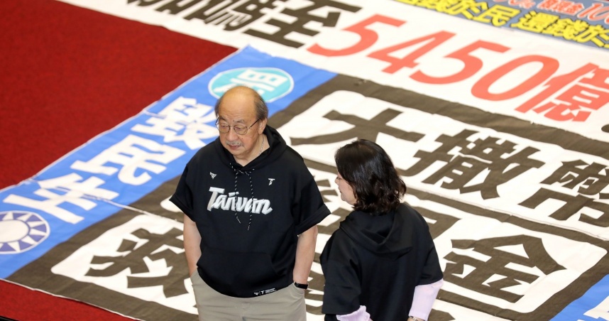 民進黨立法院黨團總召柯建銘（左）縱橫國會逾20年，去留動向備受關注。（圖／周志龍攝）