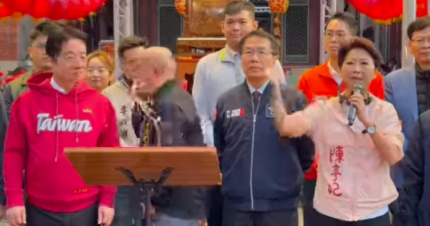 總統賴清德、民進黨台南市長參選人陳亭妃18日前往台南祀典武廟祭拜，主委林培火卻因身體不適，當場嘔吐。（圖／翻攝畫面）