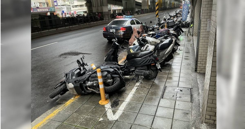 龔姓老翁4日上午在人行道上保齡球式衝撞，導致8車遭波及，龔男則是骨折送醫。（圖／翻攝畫面）