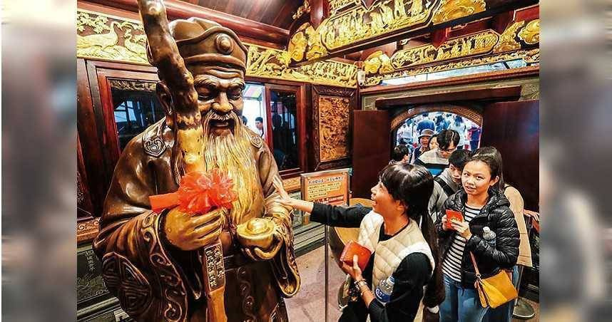 農曆二月初二是「龍抬頭」，也是土地公誕辰，不少民眾會前往廟宇參拜祈福。（示意圖／報系資料照）