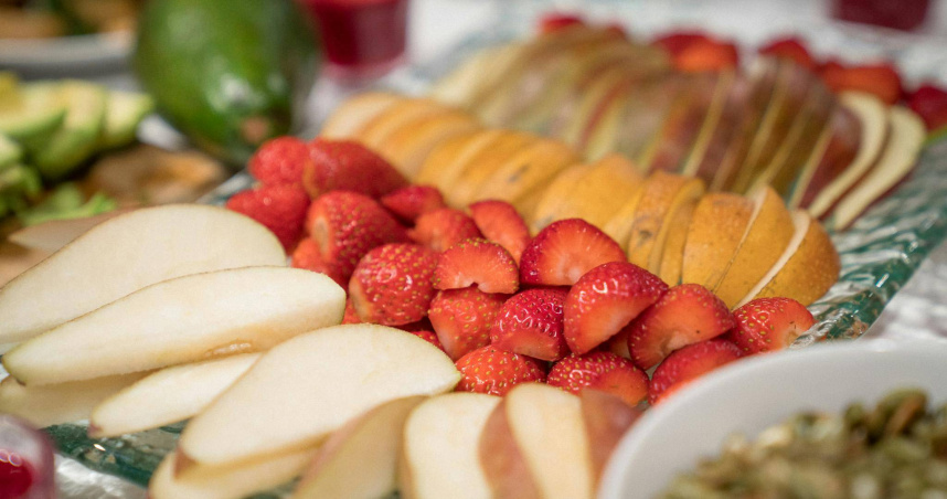 許多人習慣飯後吃水果，卻無形加速脂肪堆積風險。（示意圖／Pexels）