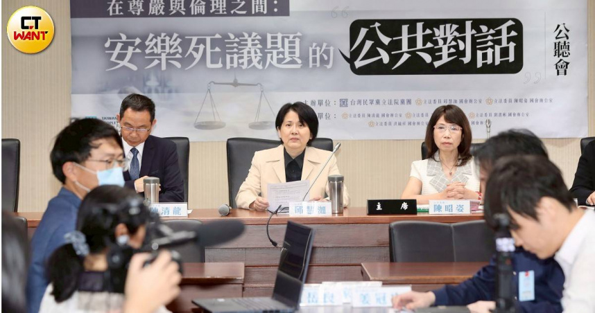 台灣民眾黨立院黨團舉行「在尊嚴與倫理之間：安樂死議題的公共對話」公聽會。（圖／方萬民攝）