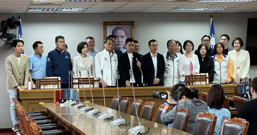 國民黨新北市汐萬金議員初選參選人何元楷17日於立法院舉行謝票記者會，超過20名的國民黨立委到場與會，給予何元楷支持與鼓勵。（圖／報系資料庫）