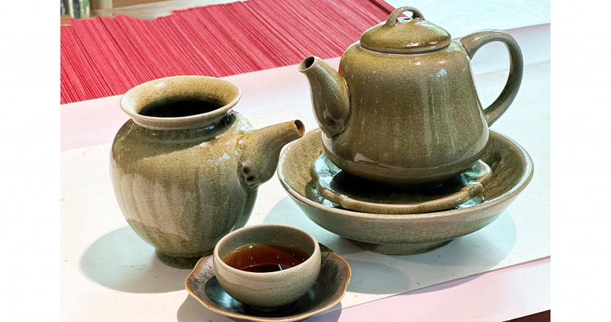 何志隆的翡翠青瓷瀹茶壺與茶甌。（圖／吳德亮攝影）