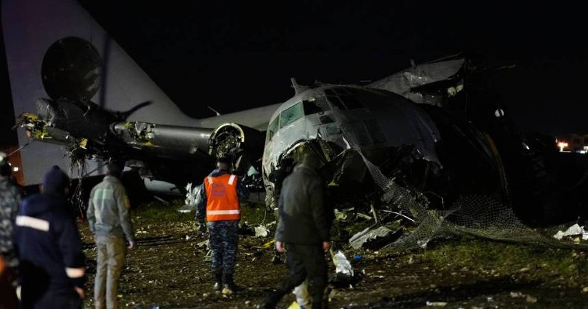 今年2月玻利維亞一架載運新鈔的軍機墜毀，造成22人死亡。（圖／達志／美聯社）