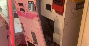 賭債逼急男持砂輪機「破肚偷錢」，桃園一週狂撈5萬終落網。（圖／翻攝畫面）