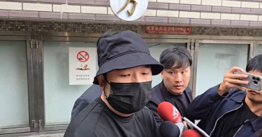 藝人阿達閃兵自首，有望獲得緩刑，他16日開庭，步出法院時向大眾致歉。（圖／翻攝畫面）