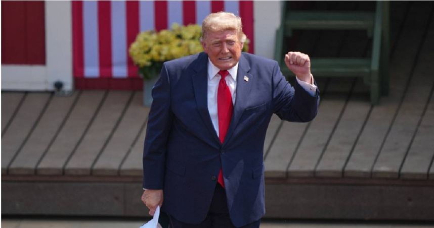 美國總統川普（Donald Trump）在去年透過其家族的加密貨幣事業，賺取超過14億美元的收入。（圖／達志／美聯社）