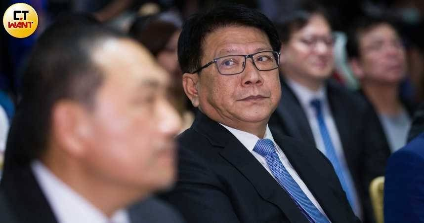 總統府秘書長潘孟安遭媒體追問中聯油脂案時，畫面疑似以手臂碰觸記者引發討論。（圖／黃威彬攝）
