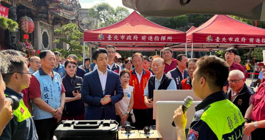艋舺龍山寺贈北市消防局無人機　加碼再贈專用消防警備車