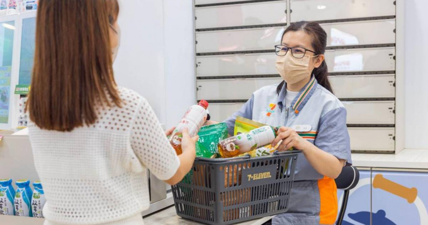 一名超商店員近日在社交平台 Threads 上發文分享，其實麵包正面的條碼才是正確的結帳條碼。