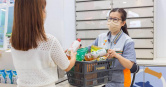 一名超商店員近日在社交平台 Threads 上發文分享，其實麵包正面的條碼才是正確的結帳條碼。