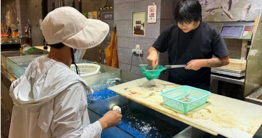 大陸浙江一處菜市場的一名魚販因小腦出血送醫治療，雖撿回一命但需長期復健，沒想到其他攤販挺身幫忙他賣魚，讓他感動不已。（圖／翻攝自微博／央視新聞）