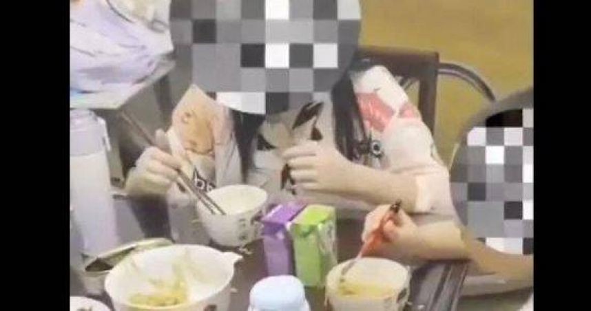 三姊弟獨留家中餓到打110，暖警化身廚師「衝現場開火」幫做飯。（圖／翻攝自微博）