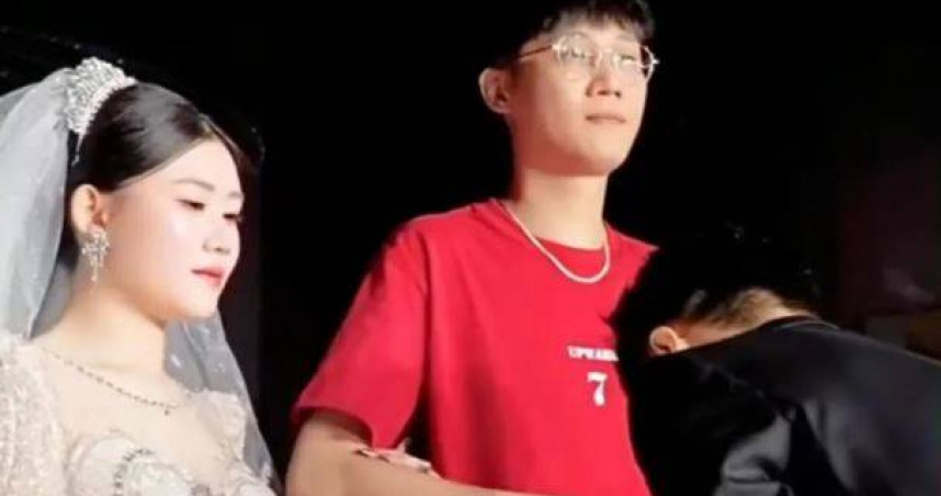 中國大陸廣東省潮州市一名41歲男子因送女兒出嫁的婚禮影片，近日意外爆紅。（圖／翻攝自微博）