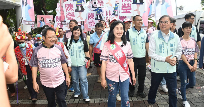 陳瑩登記參選台東縣長，昔日存有政治嫌隙的劉櫂豪、賴坤成也罕見同框相挺。（圖／陳瑩臉書）