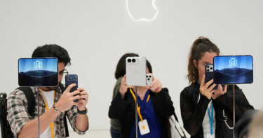 iPhone Duo展開後能提供更大的閱讀空間，也讓外界關注是否會影響iPad mini的市場定位。（圖／達志／美聯社，下同）